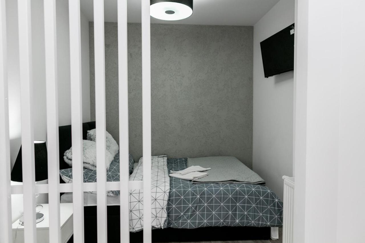 Apartament Z Lozem Malzenskim - Bezplatny Parking Posen Exterior foto